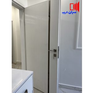 درب اتاق مدل 107 CNC | خطوط سرعت: کمال سفید براق با لمس کروم مینیمال